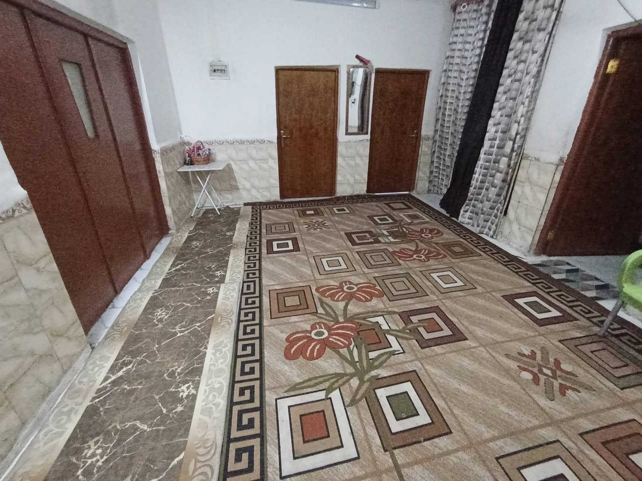 للبيع المساحه 216
بيت بشارع زكي الخياط 
             ثالث فرع على يدك اليسار 
    الطابق الأرضي ديوانية وصاله ومطبخ 2غرف نوم وصحيات 
وطوارم داير مادير البيت 
الطابق الثاني 4غرف نوم وصاله وصحيات 
البيت نضيف ومرتب عالي عن الشارع 
المنطقه خدمات كاملة 
السعر الاتصال على الرقم 
***********
