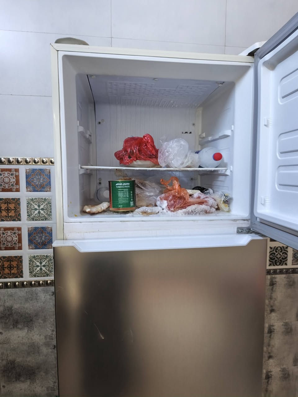 سلام عليكم ثلاجه للبيع السعر ١٥٠ فقط الجوه متبرد العنوان بغداد التاجيات الموبايل ***********
