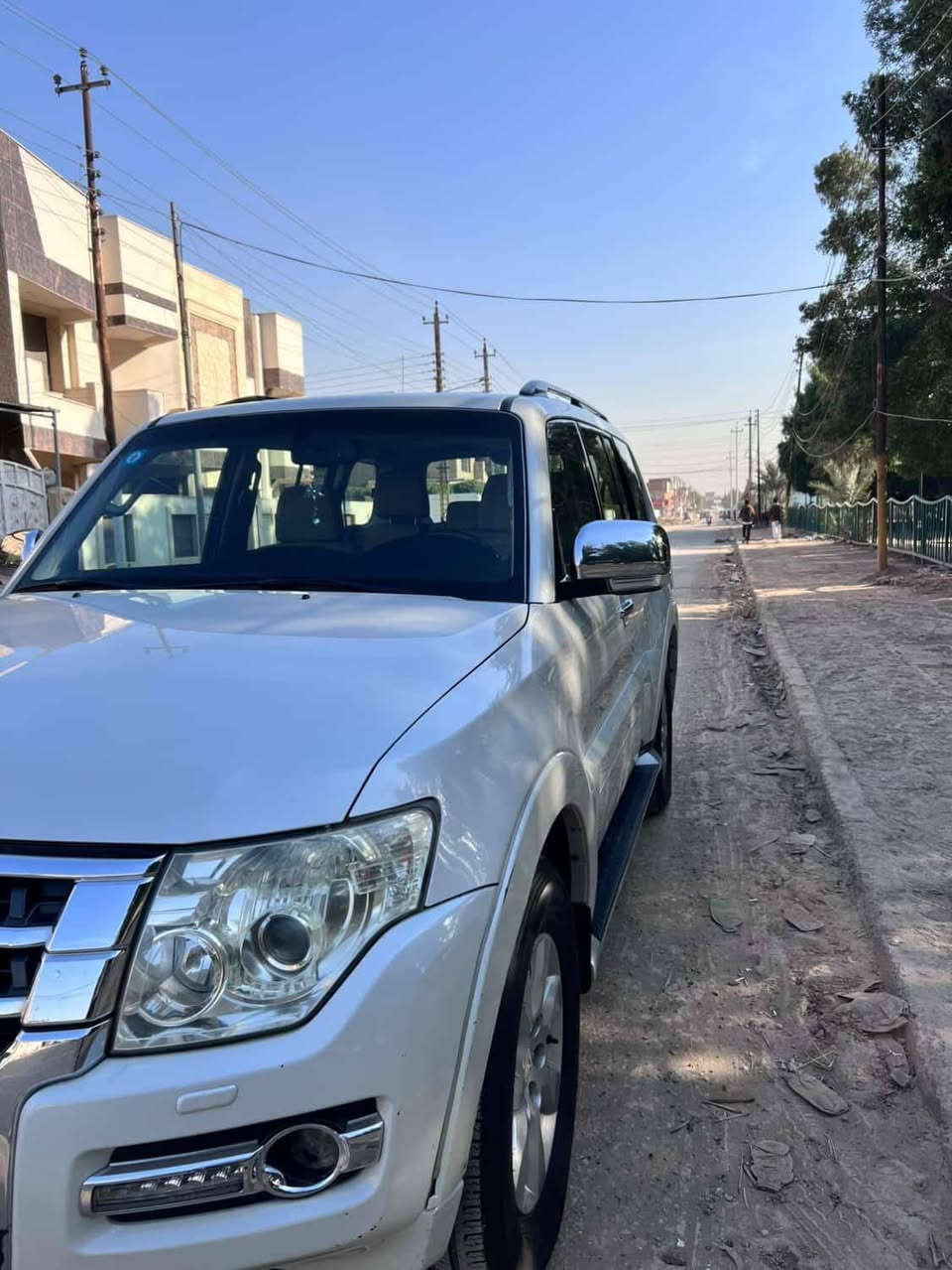 السلام عليكم 
للبيع ميتسوبيشي باجيرو 2015 حبتور فول 1/1 محرك 3.5 ماشية 106 الف كيلو 
المواصفات : 
سلايد 
حساسات خلفية  
كامرة خلفيه 
كشنات جلد 
كشنات كهرباء 
تحكم ستيرن فول وكروز سرعه 
لايتات زينون 
ليد نهاري 
3 قطع تبريد 
مري كهرباء شفط ويا السويج 
دمام خلفي 
 4X4
تايرات جدد
السياره خير من الله السعر18500$ بيها مجال بسيط للاستفسار  *********** مكاني بغداد
