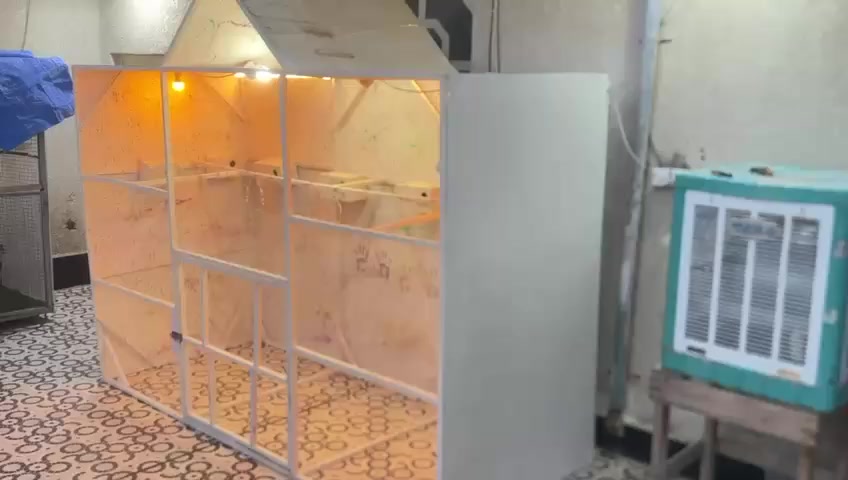 سلام عليكم قفص للبيع يرهم بلابل حب او غندور او كوكتيل جديد ممستعمل طول 3م  عرض 125سم وارتفاع 2م كامل سعره 350 بي مجال ***********
