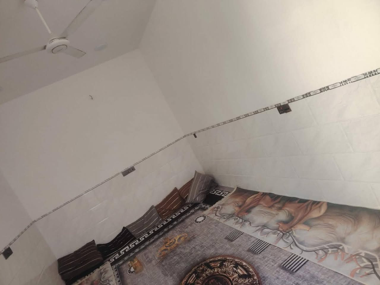سلام عليكم
بيت مساحه 100م 
بناء جديد 2025
يحتوي عل طابق ونص خدمات كامله لبيت جاهز من كلشي عدد البيوت 2
موقع حي نصر فرع كباب السيد قريب ***********
