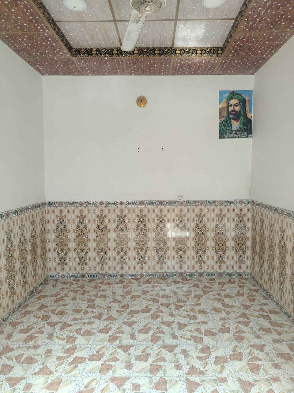 السلام عليكم بيت للبيع المساحه ١٠٠ متر البراكيه شارع المطار القديم قرب أسواق الأمير طابو زراعي البيت يحتوي على غرفه صاله مطبخ استقبال صحيات داخلي وخارجي السعر ٢٢ مليون معه المجال الاستفسار على الرقم ***********
