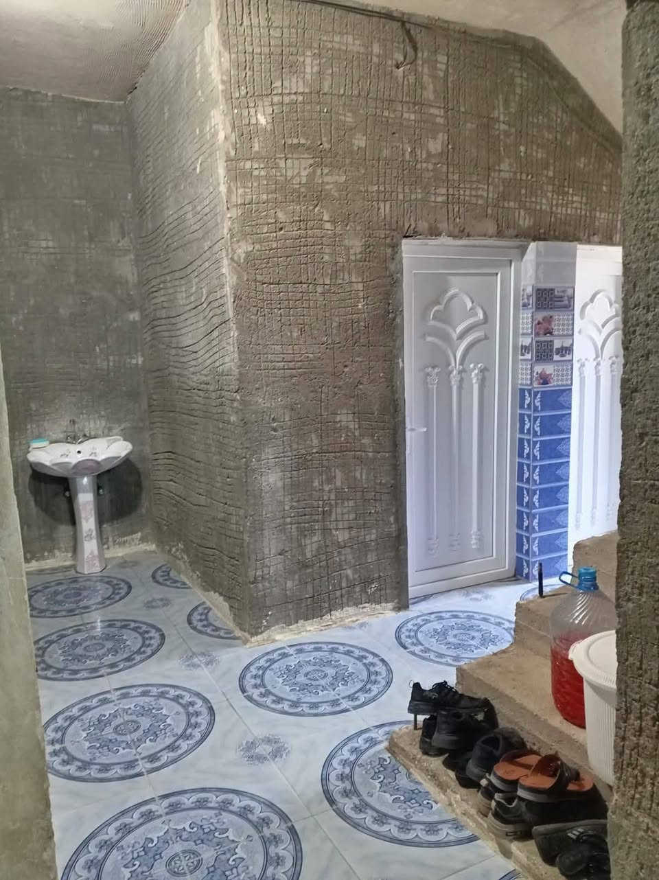 دار سكن للبيع.
في حديثة  قرب مدرسة الجيل الجديد . 
قرب اسواق الموصل. 
مساحة الدار 300م. 
الدار مروج معاملة في البلدية. 
الدار بناء حديث. 
الدار يحتوي على ما يلي. 
كليدور:2×2 الجدران سيراميك والارضية صب خشن. 
ديوان: 8×4الجدران بياض والارضية صب خشن. 
هول 4×4الجدران صطار جص والارضية صب خشن. 
صالة داخلية. 
غرفتين نوم 4×4  : 5×4الجدران بياض والارضية صب خشن. 
المطبخ 5×5سيراميك. 
صحيات والمجمع الداخلي سيراميك. 
صحيات خارجية. 
السعر المطلوب 45مليون وبي مجال للتفاوض.
***********
***********
