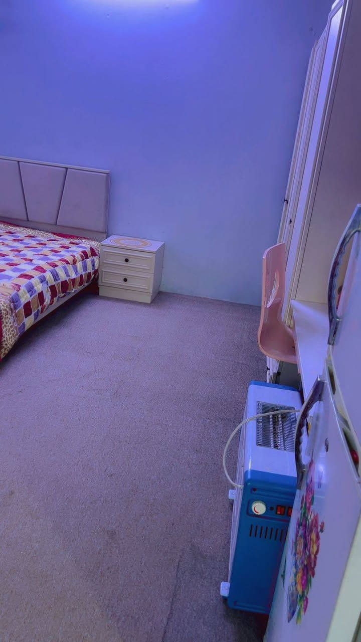 سلام عليكم من رخصت الادمن دار للبيع المساحة ٢٠٠متر يحتوي على غرفه نوم ومطبخ وهول وستقبال في طابق الارضي وثلاث غرف نوم في الطابق الاول ويحتوي على محلات تجارية عدد ٢ الموقع الأمين الثانية الشارع الرئيسي الفاصل بين لامين والمعلمين قرب الصيدلية النظامية ٠٠٤٤٧٩٥٨٥٧٣٠٩٠اتصال وات ساب***********
