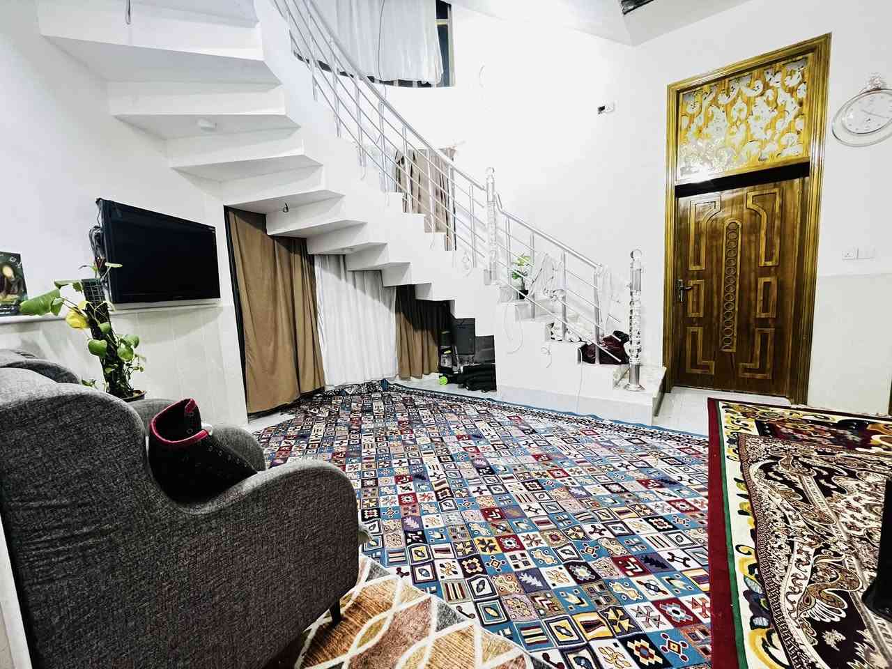 بيت للبيع مساحه 200متربناء حديث سنه 24  حي الفارس مقابل مدرسه مطلوب اسكان 53مليون.طابقين اي استفسار  رقم موبايل ***********
