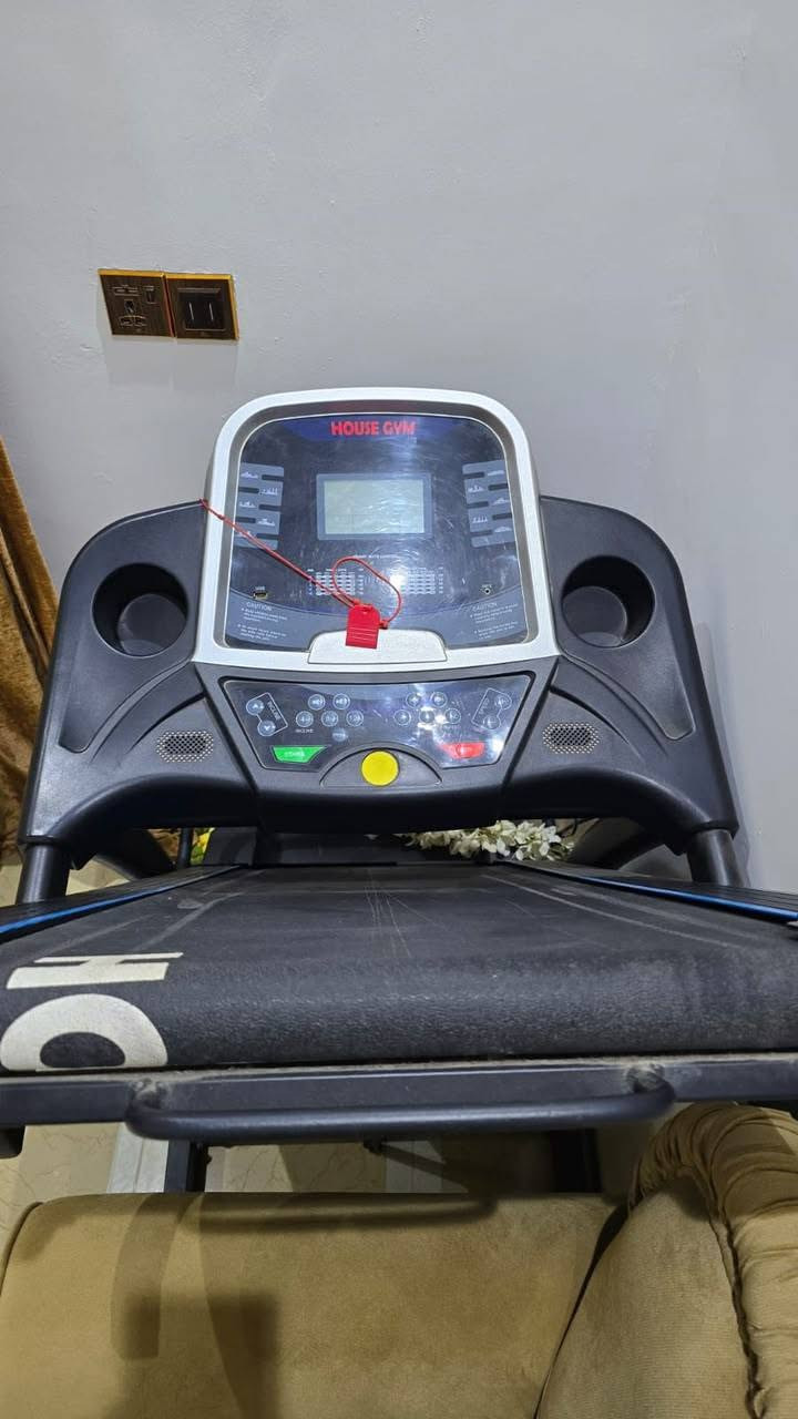 للبيع جهاز سير منزلي من ماركة House Gym بتصميم أسود.الجهاز مزود بشاشة عرض لمراقبة الوقت، السعرات الحرارية، نبضات القلب، والمسافة.يحتوي الجهاز على ميزات إضافية مثل مدخل بلوتوث، شاحن موبايل، ومفتاح أمان.يمكن للجهاز تحمل أوزان تصل إلى حوالي 140 گ


**إذا كنت صاحب هذا الإعلان وتريد حذفه لأي سبب، رجاءا أرسل رسالة إلى الدعم الفني**
