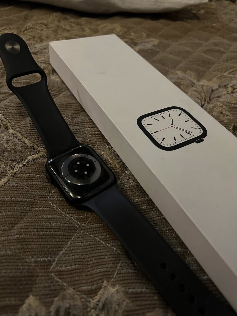 ⌚ للبيع: Apple Watch Series 7 | ابل واتش سيريز 7 (نظيفة جداً)
ساعة آبل الإصدار السابع بحالة ممتازة، مناسبة جداً لمن يبحث عن الأداء القوي والتصميم الأنيق بسعر منافس{200الف 💵}
وبيها مجال كامل الملحقات موجوده الكارتونة و الشاحن والسير الاصلي المواصفات الأساسية:
• الموديل: Apple Watch Series 7.
• المقاس: 45mm (المقاس الأكبر والأكثر وضوحاً).
• اللون: Midnight (كحلي غامق قريب للأسود) - هيكل ألمنيوم.
• الحالة الفنية: لم تدخل صيانة نهائياً (أصلية بالكامل).
• صحة البطارية: 93% (أداء ممتاز يدوم طويلاً).
مميزات الساعة:
• شاشة Retina تدعم خاصية "التشغيل الدائم" (Always-On).
• شحن سريع جداً مقارنة بالإصدارات السابقة.
• مقاومة للغبار (IP6X) ومقاومة للماء حتى عمق 50 متر.
• تدعم تخطيط القلب (ECG) وقياس نسبة الأكسجين في الدم.
المكان نجف كوفه للتواصل (***********)
