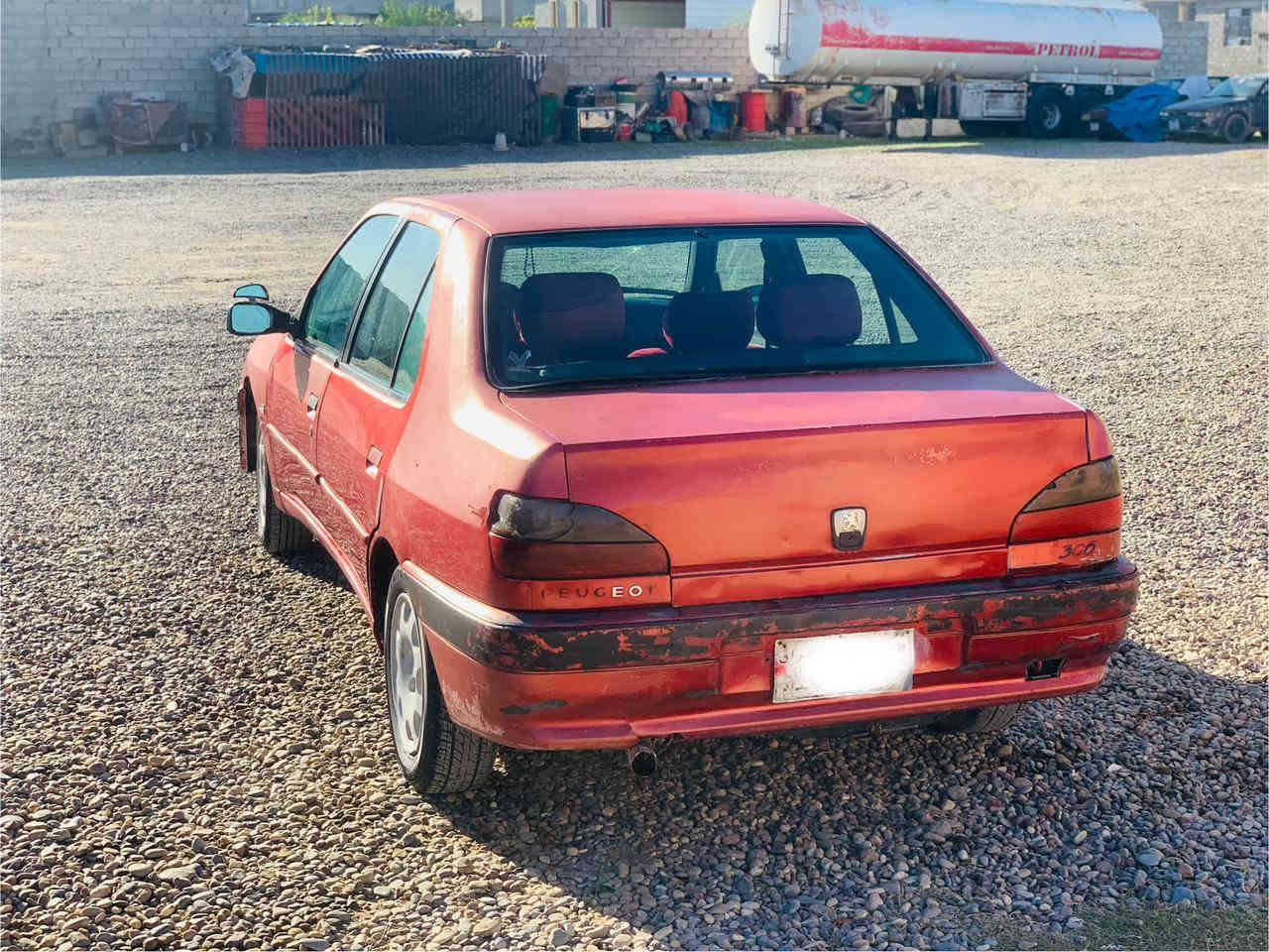 السلام عليكم
سيارة بيجو 306 فرنسي للبيع موديل 2002
السيارة كاملة
كهربائياتهة كاملة دوشمة جديدة
تواير جدد 
 السعر 27  وبيهةمجال
ويرهم مراوس
***********
