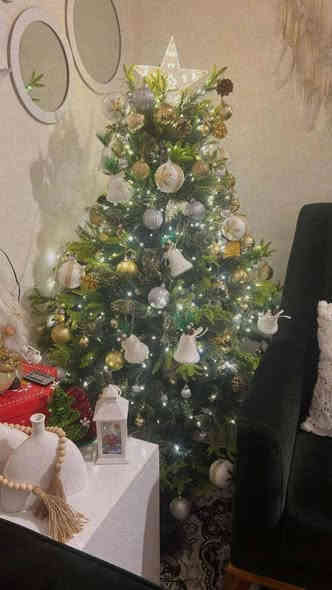 يتوفر غراض للبيع
تخم تركي ضخم نضيف ١٠ مقاعد سعره مليون و ١٥٠ الف 
زوليه بوهيمي مستخدمه شهرين القياس ٢ ونص في ٣ ونص سعرها ٥٠ الف زوليه برلنت غير مستخدمه جديده ٢ في ٣ سعرهه ٤٠ الف طبله وسطيه خشب ثقيل نظيفه سعرهه ٥٥ الف شجره ميلاد الطول ١٥٠ سم مع الزينه فقط كسر بسيط وحده من الارجل بس ما أثر عليها سعرها ٥٠ الف 
المكان بغداد الكريعات شارع المطاعم قرب مطعم هم هم للتواصل والاستفسار واتساب  *********** او خاص
