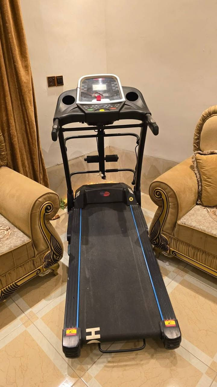 للبيع جهاز سير منزلي من ماركة House Gym بتصميم أسود.الجهاز مزود بشاشة عرض لمراقبة الوقت، السعرات الحرارية، نبضات القلب، والمسافة.يحتوي الجهاز على ميزات إضافية مثل مدخل بلوتوث، شاحن موبايل، ومفتاح أمان.يمكن للجهاز تحمل أوزان تصل إلى حوالي 140 گ


**إذا كنت صاحب هذا الإعلان وتريد حذفه لأي سبب، رجاءا أرسل رسالة إلى الدعم الفني**