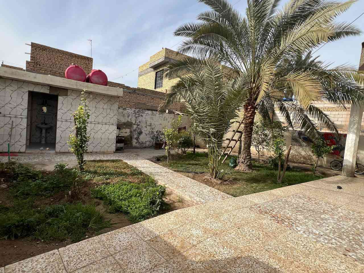 السلام عليكم ورحمة الله وبركاتة 
بيت للبيع في منطقة الخماس ع الشط المساحه 320
، البيت طابقين يحتوي في الطابق الاول غرفه وصاله ومطبخ وديوانيه
 اما في الطابق الثاني ثلاث غرف 
رقم الهاتف ***********
اتصل او اتواصل ع الواتساب وبيك خير وتدلل 🌹
