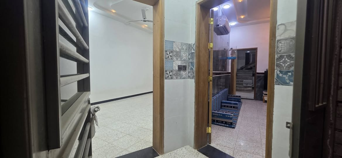 دار للبيع طابو صرف بناء حديث 2024 مساحة 250 وجه على الساحة تبليط كافة الخدمات وجه على مدرسة الهادي يحتوي على غرفتين نضام سويت وصالتين واستقبال ومطبخ ومجمع صحيات للاستفسار مراجعة مكتب عالم العقار في الجمعية مقابل الإطفاء او الاتصال
***********
***********
 #عندك_عقار_للبيع_فقط_راسلنا_اواتصل_وات_ساب

