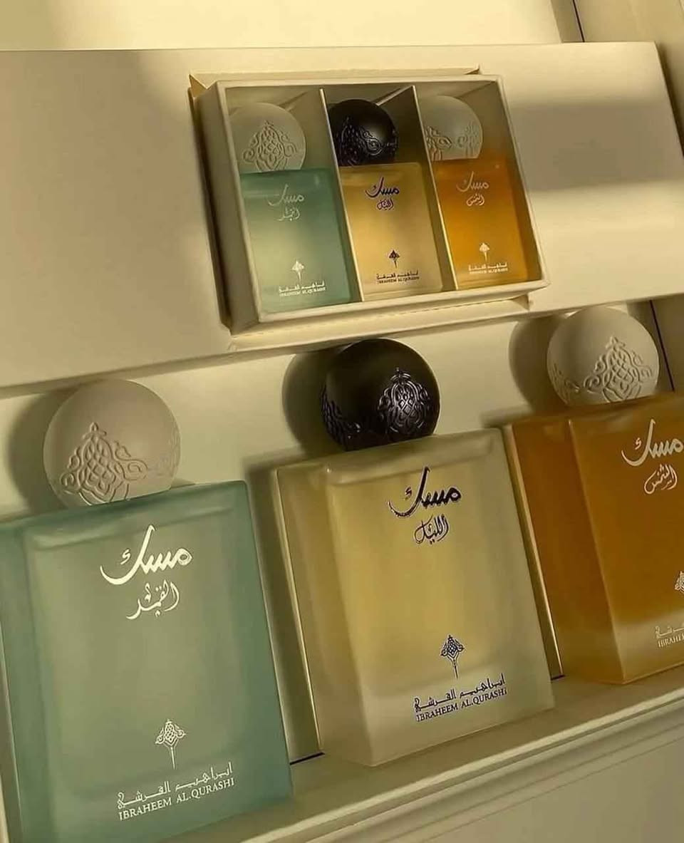 ⁨ سيت مسك ابراهيم القرشي لكلا الجنسين Ibraheem Al Qurashi Musk Perfume Set Unisex 🩵🫧🍬 
يتضمن 6 عطور متنوعة بروائح مميزة وغنية. 
♡  الحجم الكبير 3 قطع 75ml 
♡ حجم ميني 3 قطع 10ml 
النـوتـات العطرية :
- مسك الليل : 😔🌠
البرغموت، الكشمش الأسود، التفاح
خشب الأرز، الباتشولي، الكراميل
المسك، العنبر، الرمان
مسك الشمس : ☀🥹
القرفة، الهيل، زهر البرتقال، البرغموت.
 البوربون، الإليمي، الفانيليا.اللوز الحلو، المسك، الأمبروكسان، خشب الغاياك.
مسك القمر : 🌙💋
الليتشي، الراوند، البرغموت، جوزة الطيب. الورد التركي، الفاوانيا، المسك، الفانيليا، البتاليا. الكشميران، البخور، خشب الأرز، نجيل الهند الهايتي بغداد, العراق


**إذا كنت صاحب هذا الإعلان وتريد حذفه لأي سبب، رجاءا أرسل رسالة إلى الدعم الفني**