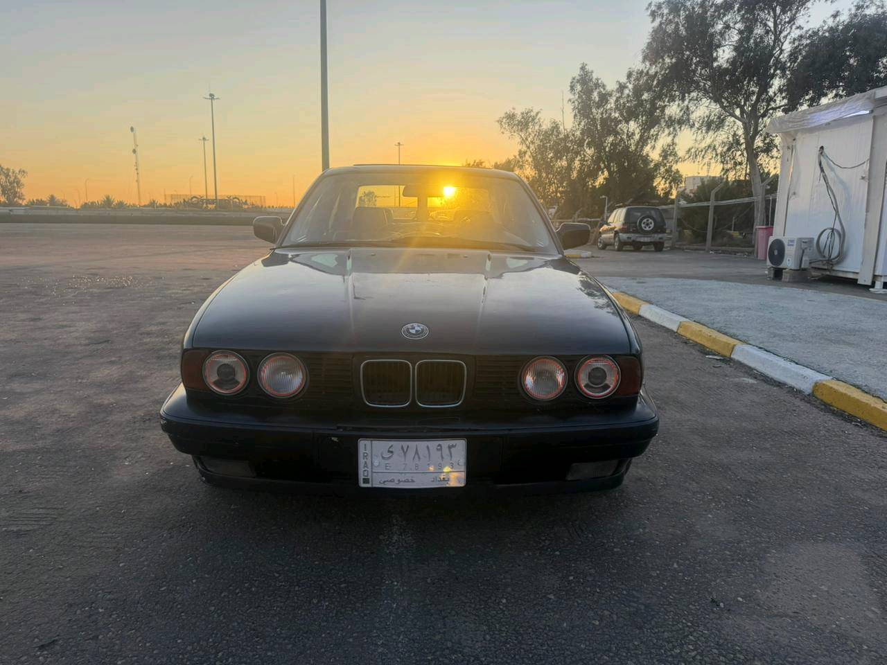 السلام عليكم
BMW 525 i / 1991
- السيارة مصبوغة عام بدون حادث
- كير اوتو
- ريمونت تقفيل وتصعيد جام
-  ويل خلية
- غرفة جلد اسـود
- للتواصل واتس / ***********
- السعر / 52 ورقة وبيها مجال حق الجية
حبيبي السيارة بأي محافظة/منطقة موجودة هسه؟ وإذا تريد شنو وقت المعاينة المناسب؟: 
بغداد البياع 
الاستمارة والملكية شنو وضعهن؟ نقل مباشر لو بيها مراجعة، ومتى آخر فحص/سنوية؟: 
2029 نقل مباشر 
الكهربائيات كلها شغالة لو اكو شي يحتاج شغل مثل المكيف، الزجاج، السنتر، والعدادات؟: 
المكيف غير شغال 
إذا السعر قابل للتفاوض، تريد تبديل أو بس بيع نقد؟: 
اذا متوفر مراوس ماكو مشكله سيارة BUD او كيا فورتي 