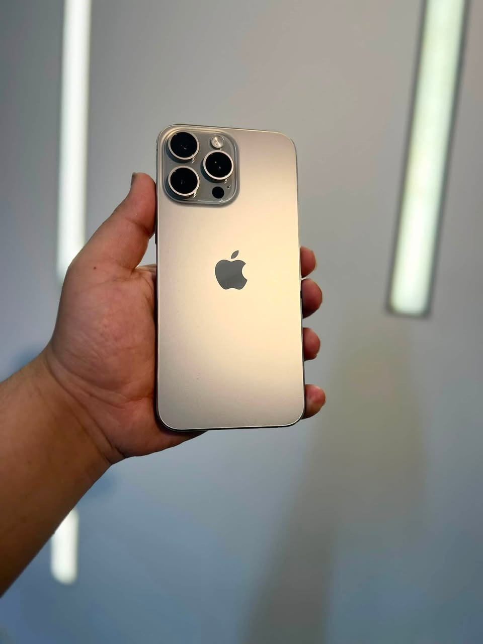 سلام عليكم 15 pro max 

بطاريه 87 🔋

ذاكره 256

لون التيتانيوم 

الجهاز مبدل شاشه نوع افضل شاشه بلسوك من ناحيه الالوان ولدقه 
الجهاز كامل مكمل من كلشي فيس ايدي شغال 
السعر 875 قفل موجود فيس او واتساب او هاتف ***********

