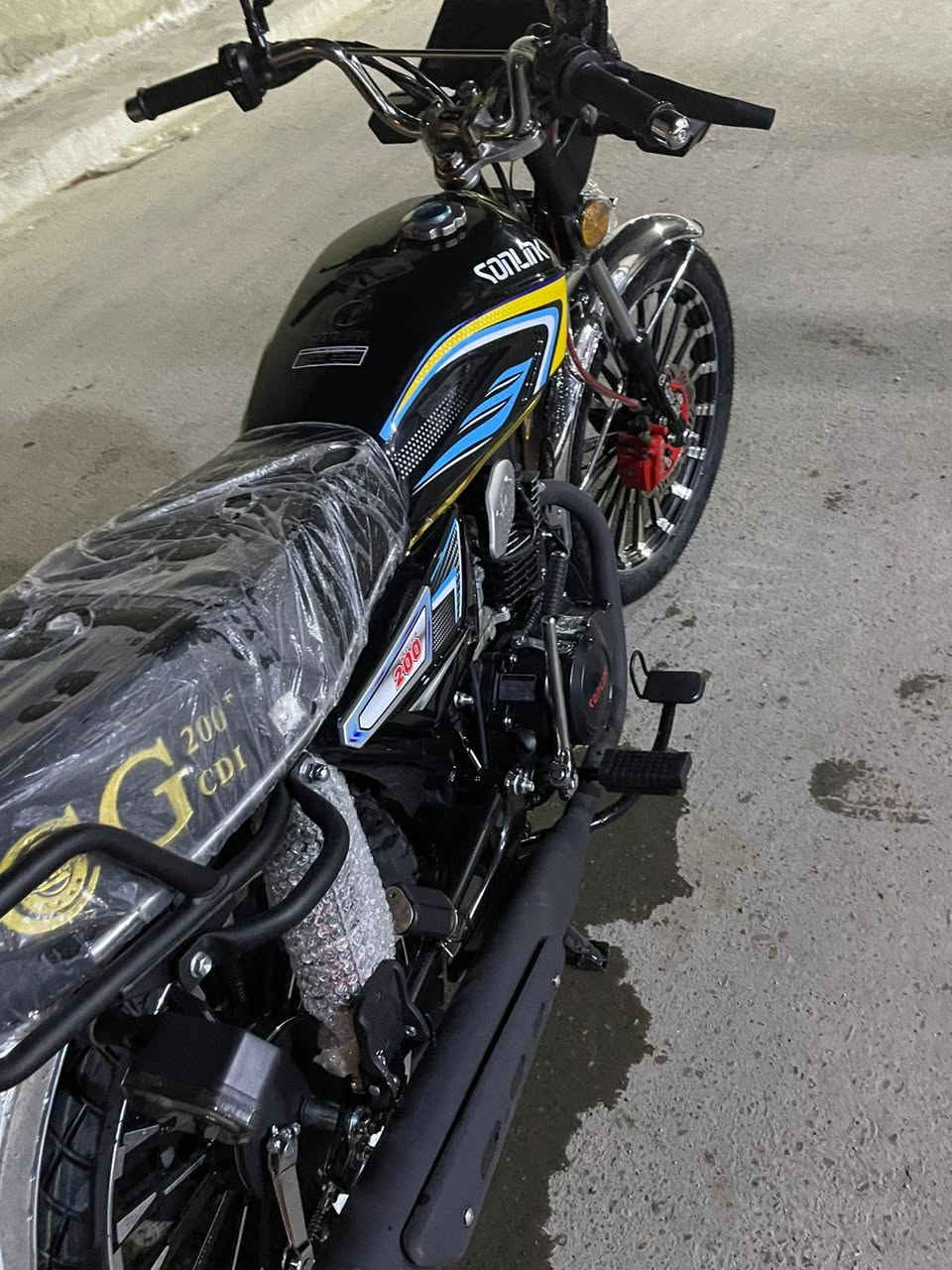 دراجه سافان موديل 2025 
قبل 6 أيام نزلت من الرمبه بعدهي زيرو 
تجي وتفحص بعينك وتشلع عيوني 
دبل بصمه 
دبل سويج 
محرج 200c
دراجه جديده وحق علي 
سعرها مليون و75 
رقم لاتصال /***********
مكاني بغداد زعفرانيه
