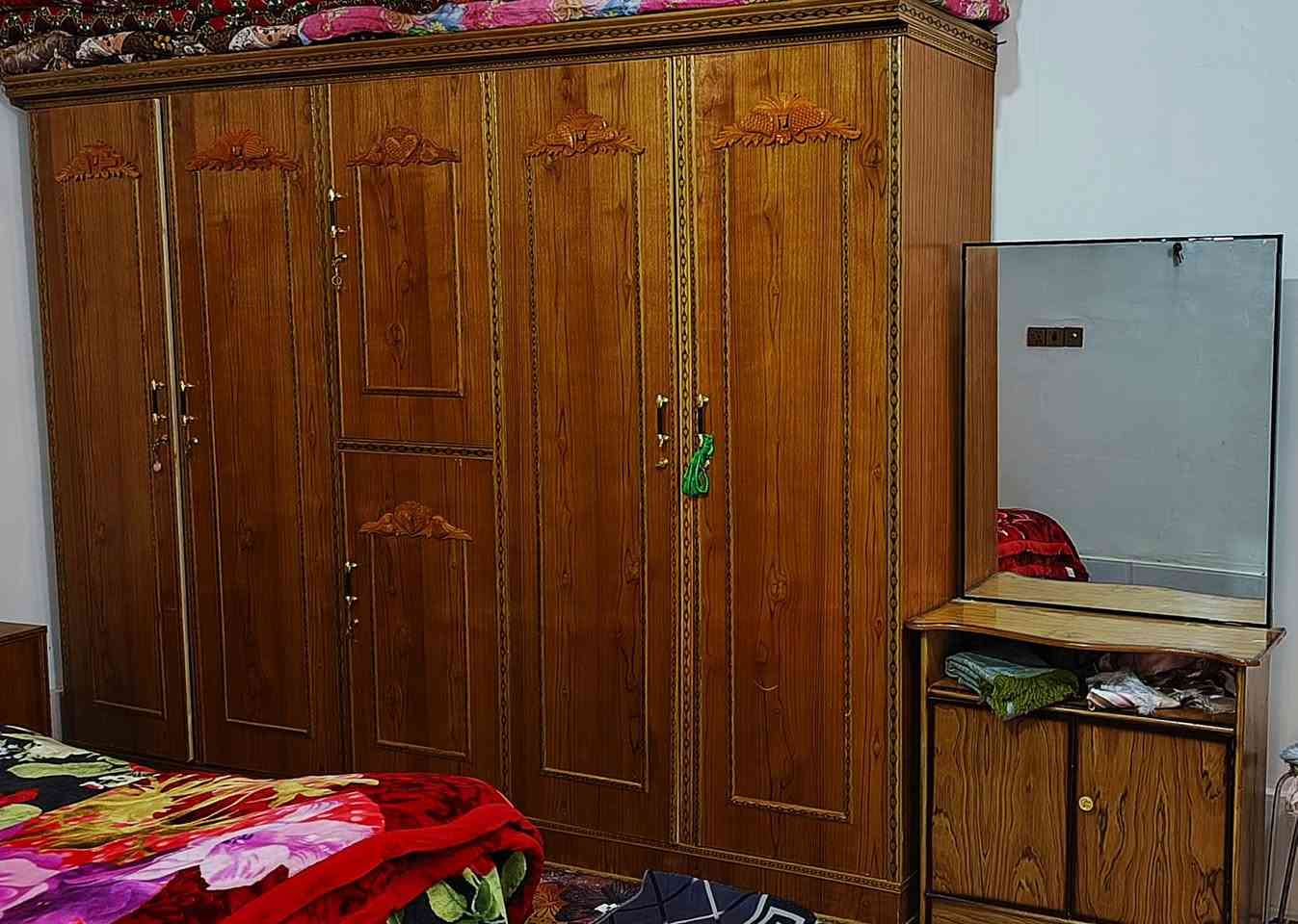 سلام عليكم حبايب غرفه عراقية متكونه من 3 قطع جربايه نفرين وكنتور 5 ابواب رفوف ومرايه  استعمال 3 اشهر السعر 500الف مكاني النجف الأشرف حي ميسان للتواصل واتساب
***********
