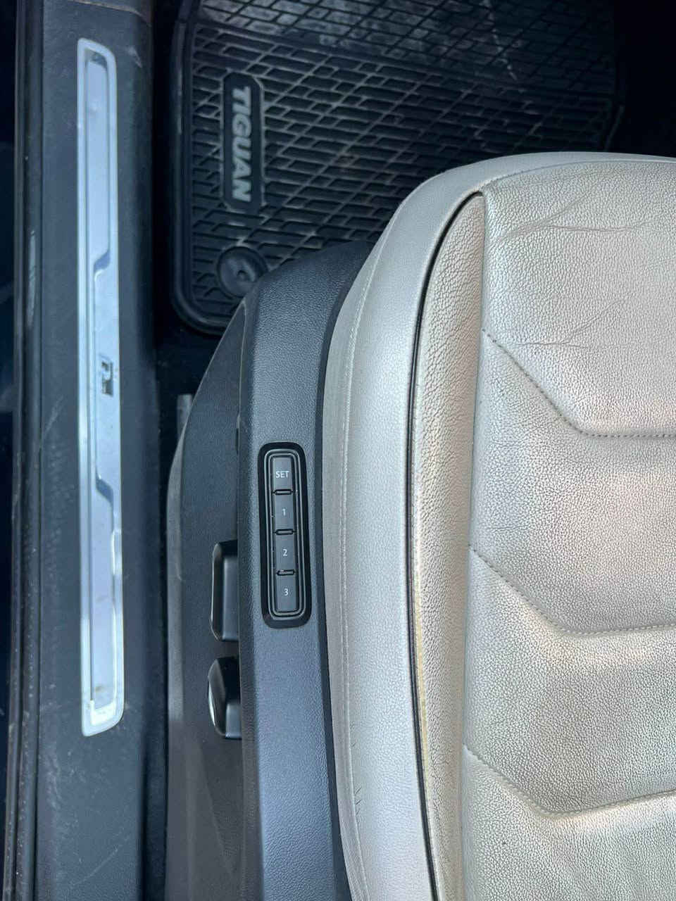 تیگوان بۆ فرۆشتن (R Line).
مۆدێل: 2022 ڕەنگی ڕەش.
دەبڵ ئەکسل (4MOTION).
مواسەفات: فول فول( ،ناو سپی  (کرێمی) ، بەصمە ، پانۆراما ، کوشن هیتەر ، ڕاداری دواوە ، شاشە گەورە و (carplay) ، سیستەمی سەوتی فیندەر پریمیوم ، ڕاداری ئاوێنە ، کوشن میمۆری ، لایت ئۆتۆ ).
مەکینە: چوار پستۆن 2.0 تۆڕبۆ.
52.326 (مایل) ڕۆشتوە.
سەیارەکە وارد کەنەدیە و نیو بۆنیت بۆیاخە لەگەڵ نیو دەرگای سنوقەکە بۆیاخە و 
کەمێک ساردی هەیە (بێ ناو گرتن) ، بێ تەقەو ڕەقەیە و کێشەی حەماوەی نیە گێڕ و مەکینە بەشەرتی فەحس و بەناو کردن و وەکالە بەشەرت.

بۆ نرخ پەیوەندی بکە : *********** السليمانية, العراق
