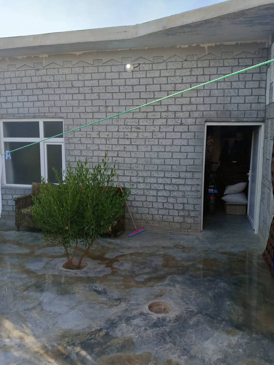 السلام عليكم بيت للبيع الحويجه حي السلام العيثات الفرع زغير الشارع الوسط قريب عالمدرسه مي فول كهرباء مولد تانكيات كيزر بس جيب غراضك واكعد غرفتين ومطبخ وحمام وربعه خارجيه السعر 25مليون وبيه مجال ***********
