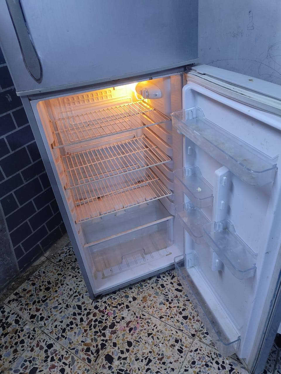 ثلاجة للبيع نضيفه مثل لي بصؤره حجم وسط
سعر125


**إذا كنت صاحب هذا الإعلان وتريد حذفه لأي سبب، رجاءا أرسل رسالة إلى الدعم الفني**