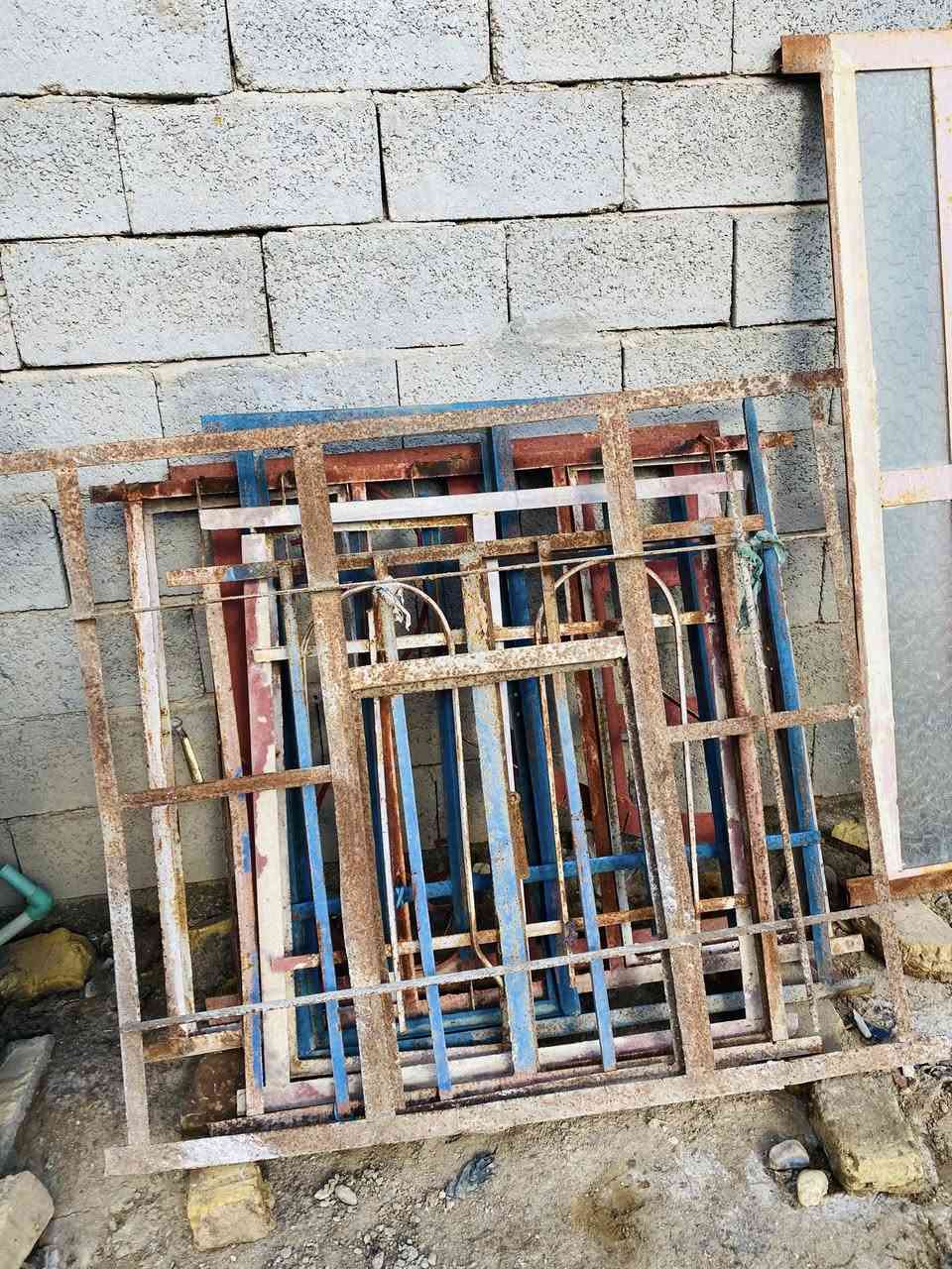 السلام عليكم 
موجود أبواب وشبابيك مستخدم 
شيلمان جديد ومستخدم 
بواري كهرباء 
هنگلاين جديد ومستخدم 
قفص مكيف 
شبابيك حمامات (مفرغات )
أتاري +شيش مستخدم 
مكان المحل شارع الدوايه قرب حسينيه سيد جاسم 
***********
