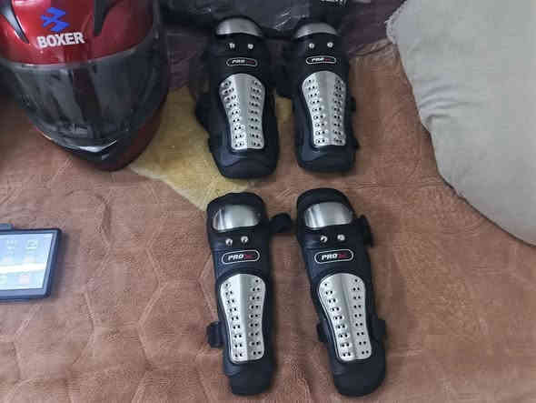 غراض للبيع ٢ خوذ فج قلاب ثنينهن بيهن بيهن سماعات نضيفات بس الحمرة الجامة مالتهة شوية مشخطة  وكسارات جديدات ستيل ثقيل وشاشة ترهم عل دراجة ما اعرف لنضامهة 
الخوذ الحمرة علا ٢٥
والسودة ب٣٥
الكسارات ب٣٠
والشاشة ب١٥ 
كامرة مغامرات بدقة 1080 شغالة علفحص قفلهة ٢٠
اسعار ثابتة رجاء بدون معامل والياخذهن شلع نتفاهم عليهن عنواني بغداد الحبيبية *********** مستعجل علا بيتعهن بدون معامل اسعار ثابتة بغداد
