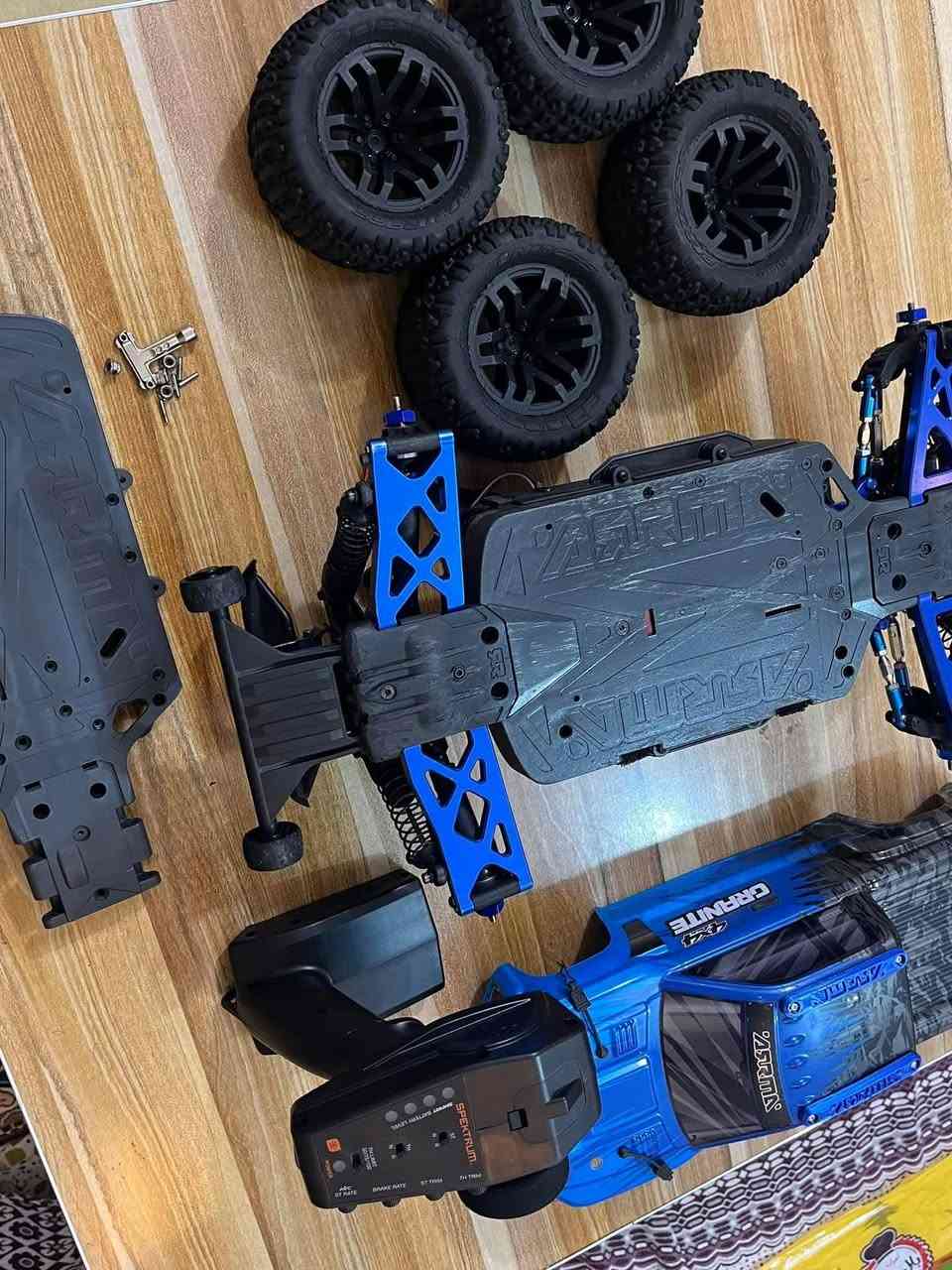 السلام عليكم 
ارما كرانيت 3s قياس 1:10 
عليها تزويد طبلات و اذرع و كير و اضافات مثل ما موضح بالصور 
 الريموت و الرسيفر محدثات dx3 
وياها ملحقات تخم تاير اضافي جديد و شاصي اضافي جديد و بطارية 3s و شاحنة سمارت dc 

للبيع او المراوس بسلاش التميت او ارما مهافي حصراً


**إذا كنت صاحب هذا الإعلان وتريد حذفه لأي سبب، رجاءا أرسل رسالة إلى الدعم الفني**