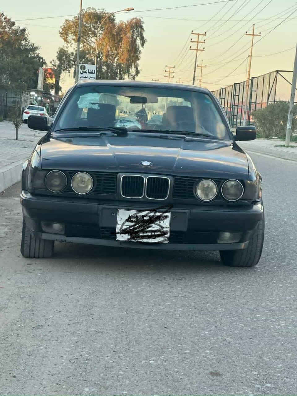 سلام عليكم بي ام موديل 1991
حجم 525i اصل وفصل 
گير اوتماتيك 
محرك وكير و اكسل بالشرط 
صدر 70٪ 
تخم تايرات نظيف داخل جلد 
2 جام كهرباء 
سنوية ما ساقط لحد شهر السابع 
دفتر بانزين بيها 
قفل مركزي اربع بواب سنتر لوك 
شرط بدون خياس شاصي سليم 
سعرها 60 مكاني كركوك 
شرط تحويل وغرامات وقانونيات 
سيارة مال بيت نظيفة وجاهزة


**إذا كنت صاحب هذا الإعلان وتريد حذفه لأي سبب، رجاءا أرسل رسالة إلى الدعم الفني**