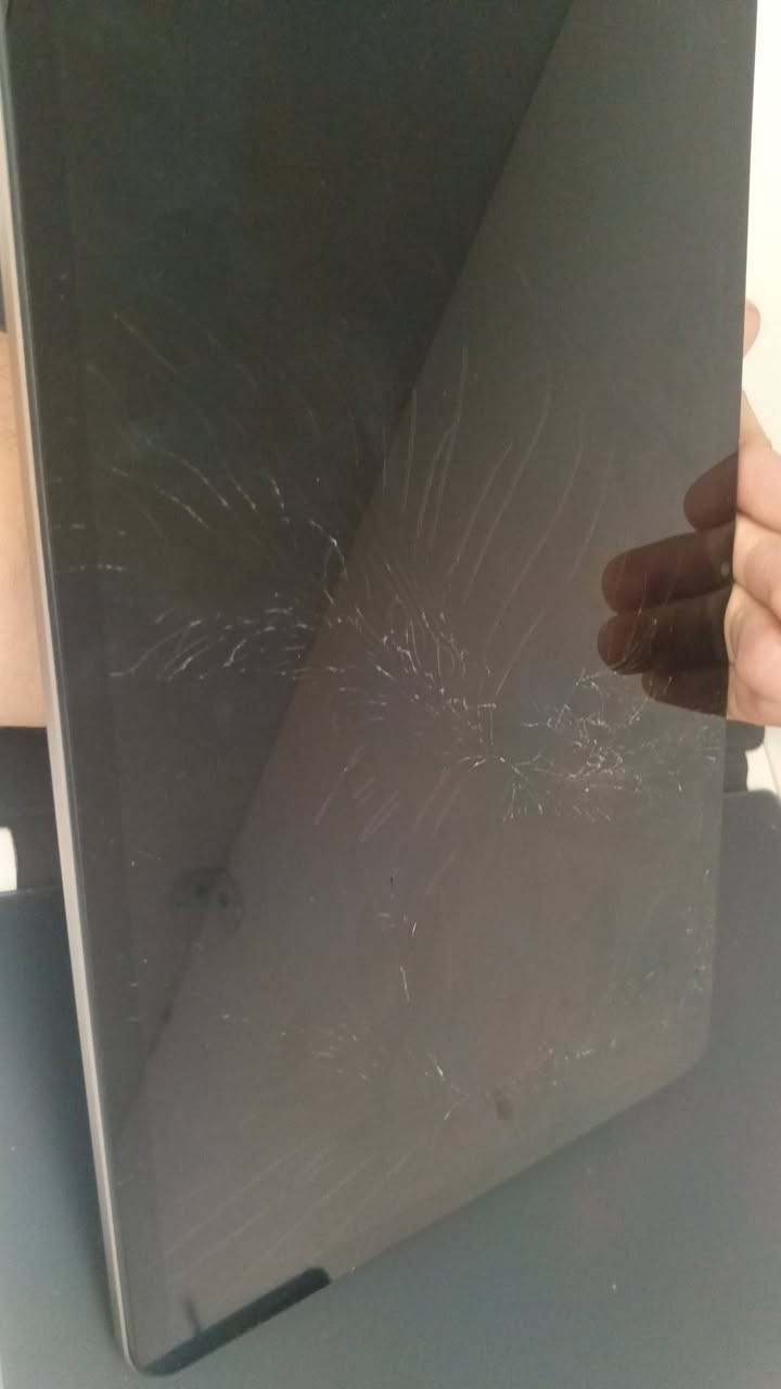 HONOR Pad X9a. جيدي استعمل اقل من شهر
بيه كسر بالبلورة مثل مو موضح اللمس مابي شي صوت 200% كلش عملي سعر جيدي بسعر 365 الف قيم بسعر مناسب وخذه كامل غراض وياه كارتون بيت حماية شاحنه 45 واط شغال ما يحتاج استبدال للشاشة بيه ضمان سحب من شركة هونر التوصل *********** توصيل بغداد فقط
