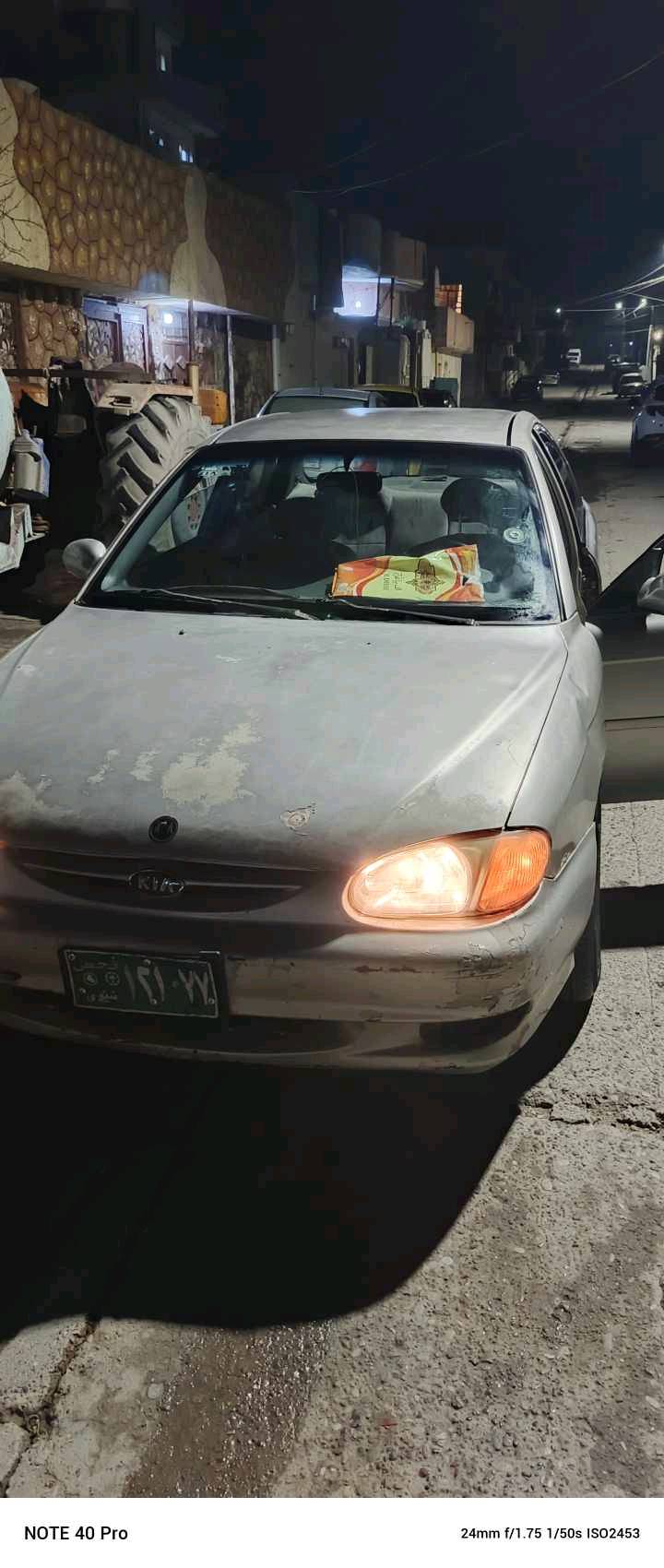 سيارة كيا سيفيا موديل 2000 معروضة للبيع. المحرك بحاجة إلى صيانة بسيطة، والهيكل الخارجي يحتوي على بعض الخدوش كما يظهر في الصور. السيارة ممتازة للاستعمال اليومي.