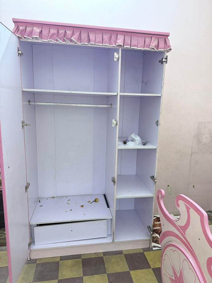 السلام عليكم غرفة نوم بناتي تركي اصلي من العالميه مستخدم نص عمر مفتوحه وجاهزه سعرهه الاصلي مع الدوشك 500$ السعر مكان الكراده السعر الحالي 150 الف مع الدوشك 
***********
