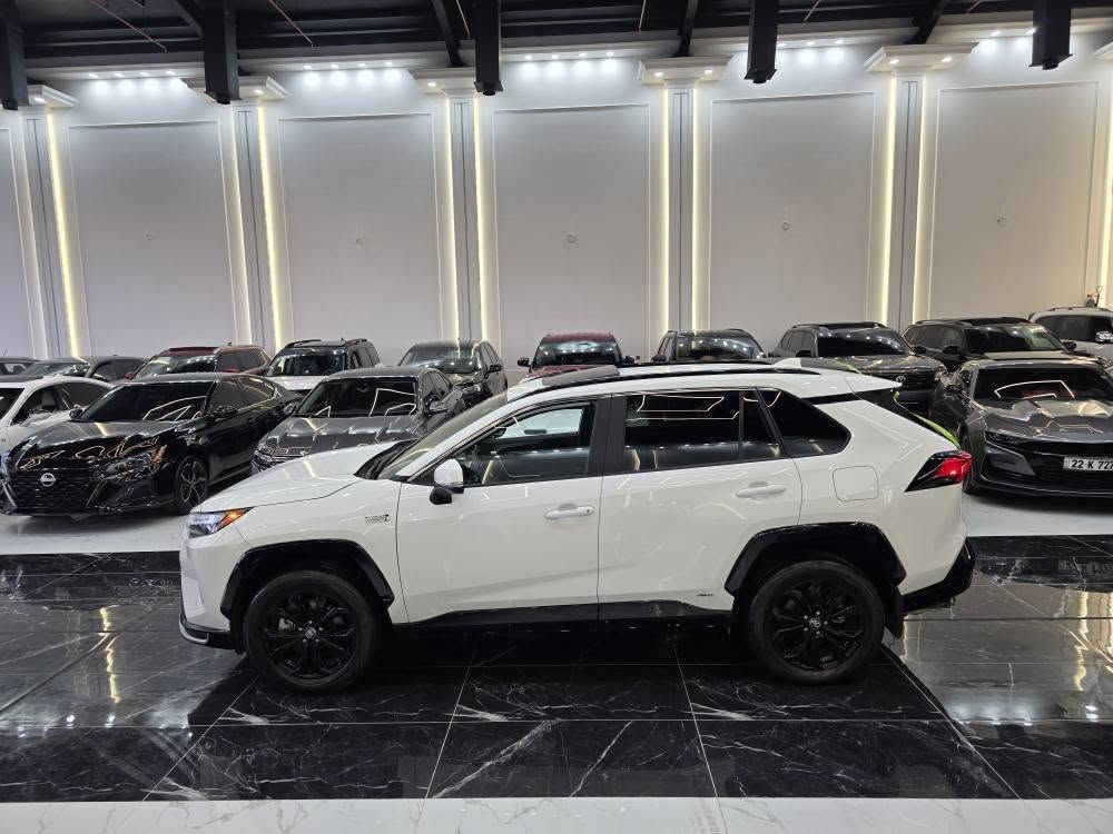 𝟐𝟎𝟐𝟒 𝐓𝐎𝐘𝐎𝐓𝐀 𝐑𝐀𝐕𝟒-𝐏𝐑𝐈𝐌𝐄 𝐒𝐄.𝐏𝐋𝐔𝐆-𝐈𝐍 𝐇𝐘𝐁𝐑𝐈𝐃

تويوتا رافــــ4(PRIME SE . PLUG-IN HYBRID)موديل2024

وارد : امريكي

اللوان : ابيض 

عداد المسافة : ١٢ الف

ملاحظة السيارة : فقط نص جاملغ امامي صبغ

حجم المحرك : 2.5L القوة (305) 🐎 حصان

بثلاث محركات ( بنزین+هایبرد+کهرباء )

السعر : ٢٥٨$

بتسارع يصل من km 0-100 ب 5.7 ثانية

 اخوان هاي فئة Prime يعني لا تقارن بالهايبرد العادية تختلف بالقوة والعزم والمواصفات والمتانة 
القوة 305 حصان، بينما الهايبرد العادية 215 حصان
بيه شحن تمشي 90-100 كيلوا عالشحن بدون بانزين ومعدل سرعه مفتوح … يعني تبقه شهر ماتشوف البنزين شنو لونه
نوع البطارية ليثيوم ايون  ، وماتجي الا ياباني 100% 

المواصفات (𝐏𝐑𝐈𝐌𝐄-𝐒𝐄)

فــول فــول مــواصفــات 1/1

فتحة سقف سلايد
دەبل اکسل (𝐀𝐖𝐃)
کیج الکتروني
‏‎ابواب بصمة
‏‎بصمة تشغيل 
تشغيل عن بعد (𝐑𝐄𝐌𝐎𝐓𝐄 𝐒𝐓𝐀𝐑𝐓)
‏‎شاشة دشبول ديجيتال
كاميرة 
هاند بريك بصمة
اوتو هولد (𝐀𝐔𝐓𝐎 𝐇𝐎𝐋𝐃)
اوتو ستارات (𝐀𝐔𝐓𝐎 𝐒𝐓𝐀𝐑𝐃)
اوتو ستارات (𝐀𝐔𝐓𝐎 𝐒𝐓𝐎𝐏)
رادار امامي (تحديد مسار)
‏‎رادار جانبي (نقاط عمياء)
‏‎رادار خلفي (التحذير من الاصطدام)
‏‎حساسات امامي
‏‎حساسات جانبي 
‏‎حساسات خلفي 
نظام (𝐄𝐂𝐎)
نظام (𝐍𝐎𝐑𝐌𝐀𝐋)
نظام (𝐒𝐏𝐎𝐑𝐓)
نظام (𝐎𝐅𝐅-𝐑𝐎𝐀𝐃)
‏‎تحكم استيرن 
استيرن تدفئة
‏‎كشنات كهربائي
‏‎كشنات تدفئة
‏‎تبريد لمس
‏‎تبريد مركزي 
‏‎صندوق شفط كهربائي 
‏‎لايتات (𝐋𝐄𝐃) عدسة زينون بيلادي‏
‏‎بكلايتات (𝐋𝐄𝐃) بيلادي
‏‎ويل كروم

تفاصيل اكثر الاتصال على ارقام التالية

‏ WhatsApp - Vibir

☎️ ***********

☎️ ***********

عنوان📍اربيل فرع ناقلات

معرض كاليفورنيا كارسCALIFORNIA Cars🇺🇸🇮🇶 أربيل, العراق
