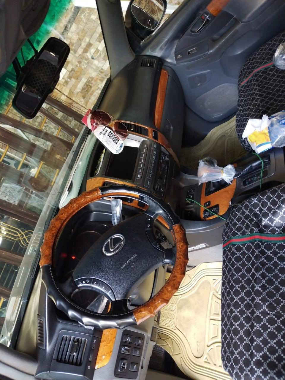 السلام عليكم لكزز موديل 2007
وارد امريكي فول مواصفات 
بيهة ضربة بالباب مال الصدر ومصلحة وكاملة 
محرك 8سلندر 4700 محرك مجفت جديد 
وكير مجفت جديد 
صدر جديد 
سيارة كاملة مكملة التايرات حالتهن جيدة جداً 
رقهمة اربيل بأسمي تحويل خلال اسبوع فقط 
السيارة عارضهة بشدتين يعني 20الف دولار يعني 200ورقة وبيهة مجال 
 الشراي يتصل علي 
وبخدمته يجي يشوف ويكلب وياخذهة سونار (على الشراي اشترى او ما اشترى هوة يدفع فلوس السونار) 
وهذا رقمي ***********.  
واني خادم
