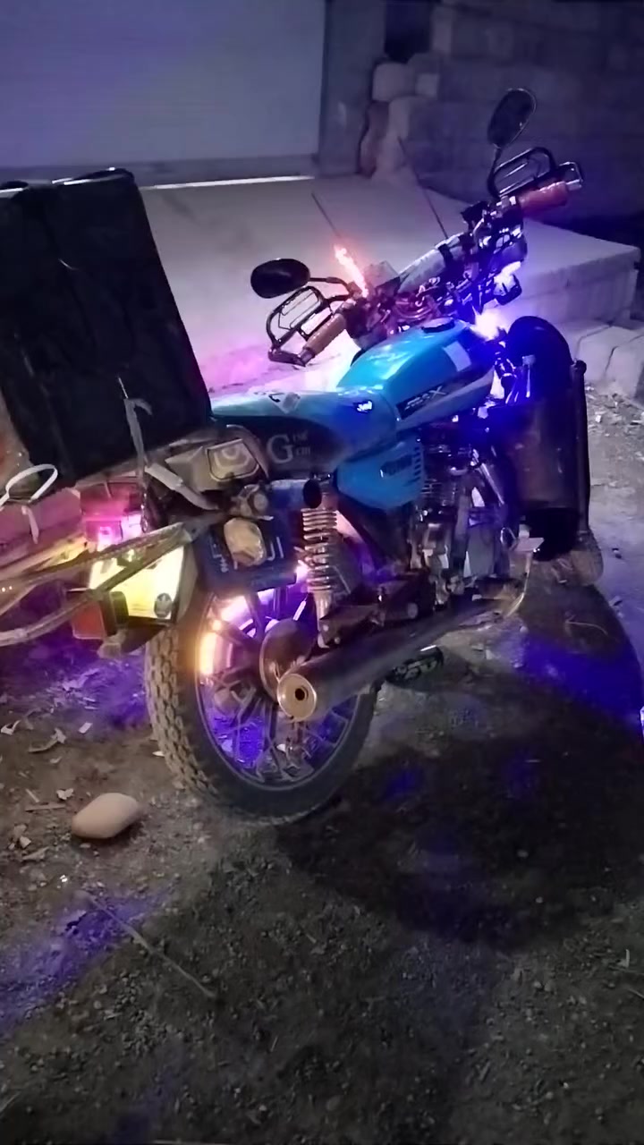 السلام عليكم.
ماطور سيفان موديل 24
ثقيل. 
نظيف جدا.
كلشي شغال.
كماليات درع دشبول درع استيرن
 نشرات كهربايات كلها شغاله.
السعر 700
المكان قرية اجحله
للاستفسار الاتصال
 على الرقم ***********
