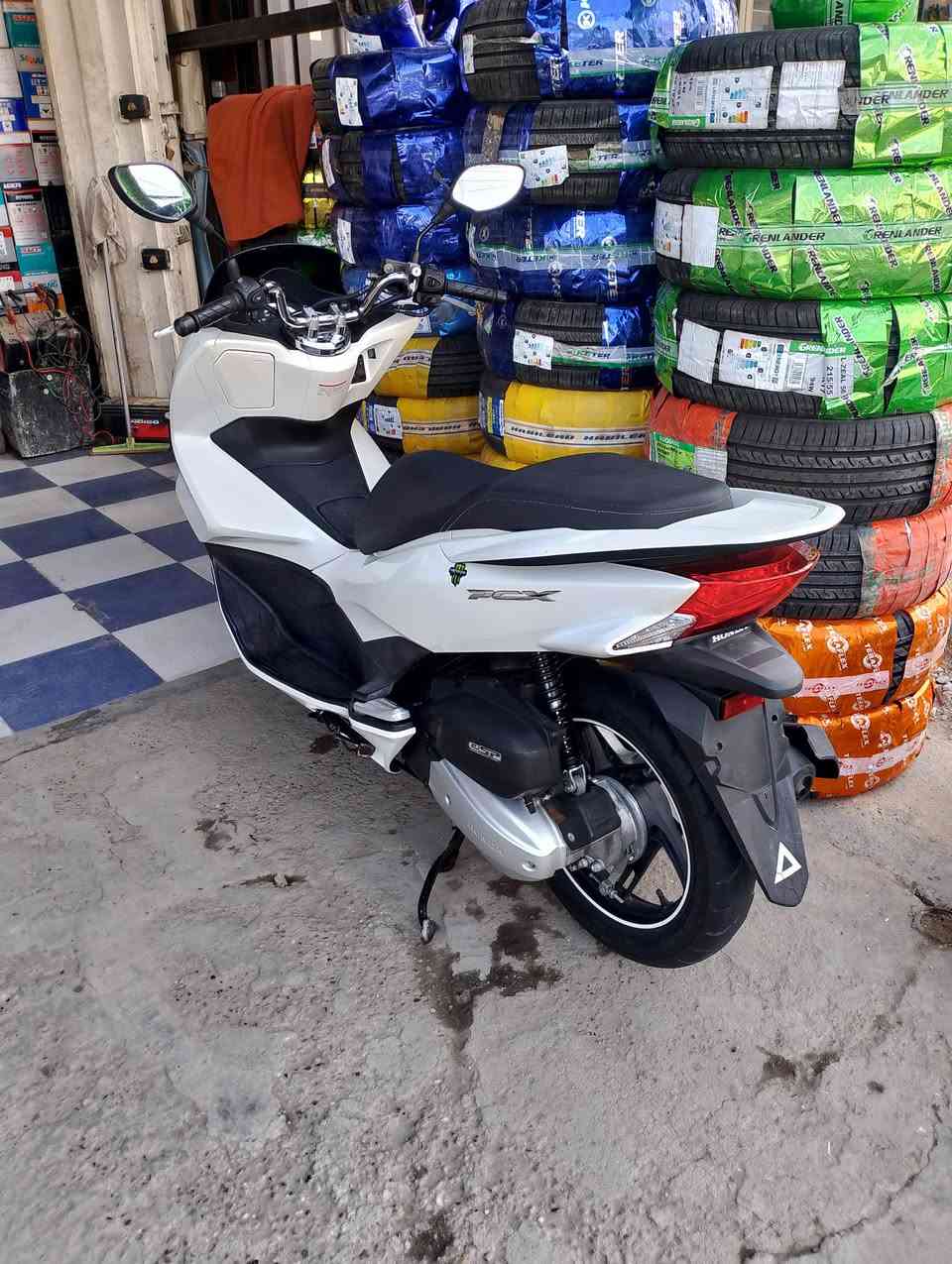 سلام عليكم Pcx جيل ثاني ياباني Jf دراجة صارله اسبوعين نازلة من معرض دبي دراجة جديدة كولش بعد احلى من الصور ماشية 30 المكان بغداد شارع فلسطين *********** رجائا الي مايعرف بيهن لحد ليخن ويصير براسي ابو العريف فقط الجناي يتصل سبب البيع طلع تعين وممحتاجها
