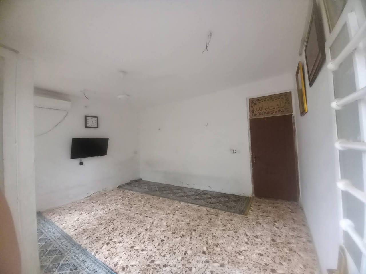 سلام عليكم ورحمه الله وبركاته بيت 100) متر مربع طابو زراعي سند 25 وكاله ام الصور الزعفرانية دور الشرطة قرب صور اليمام علي 
فرع6 طابقين كامل البيت سعر 80وبي مجال قليل ***********
