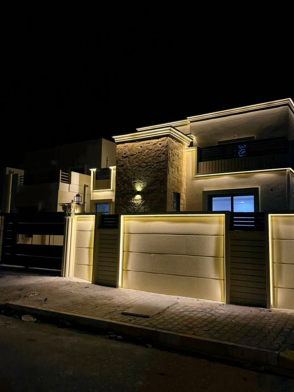 🏠دار للبيع مميز في مجمع بيتي (( الزون الاول )) 
مساحة 220 متر مع توسعة 
#تغيير بالكامل خارج وداخل 

سيراميك 120 كل البيت
سيراميك خارجي كامل
توسعة داخلية مع ديكور
حمامات دفن وتغيير بالكامل

السعر 195 مليون سند مباشر

للاستفسار 
***********
***********

مكتب احمد للعقار
