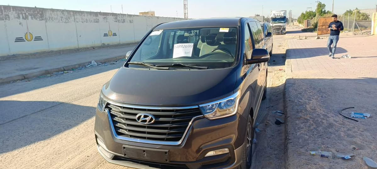 السلام عليكم .. 20 معلايه 23 بيهه قطعه وحده صبغ جاملغ خلفي جهة السايق  و الباقي كفاله مكينه دبلو بلاديه ماشيه 104 سعرهه 325 مكانهه البصره ***********
