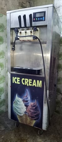 ماكنة ايس كريم للبيع  ٢ كير  حوضين  مشتغلة موسم واحد  السعر مليونين ون...