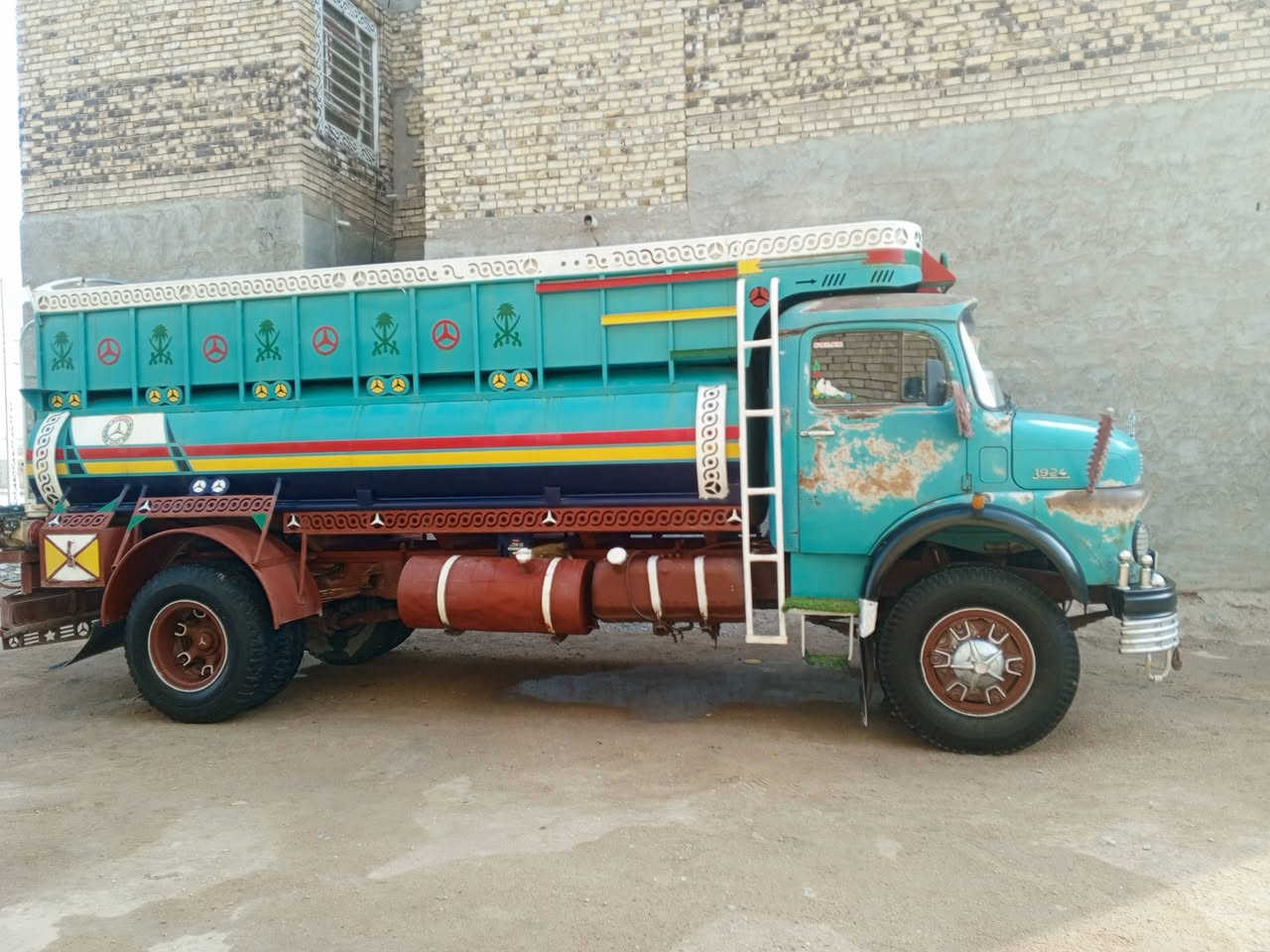 ابوردين للبيع موديل ٧٥ ثمانيه طن مكفوله كفاله عامه شاصي مكينه وكير كله على شرط العنوان نجف رقم انكليزي بسمي قماره بلادي  سياره مال جناي والله ماذب عليه حتى الف ***********
