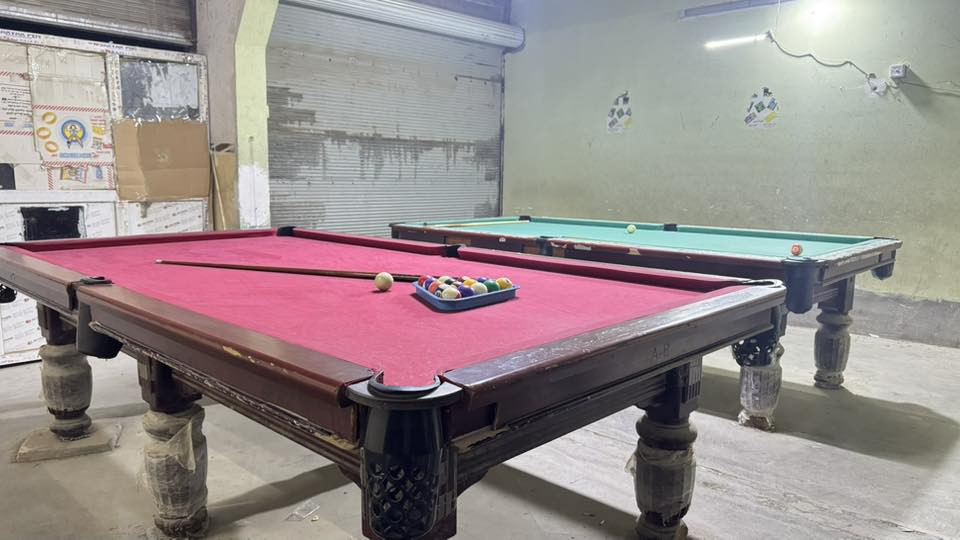 السلام عليكم
ميز بليارد امريكي عدد 2للبيع 

معه ملحقاته  الكوير قريه ام ركيبه 

للاستفسار اكثر الاتصال ***********
