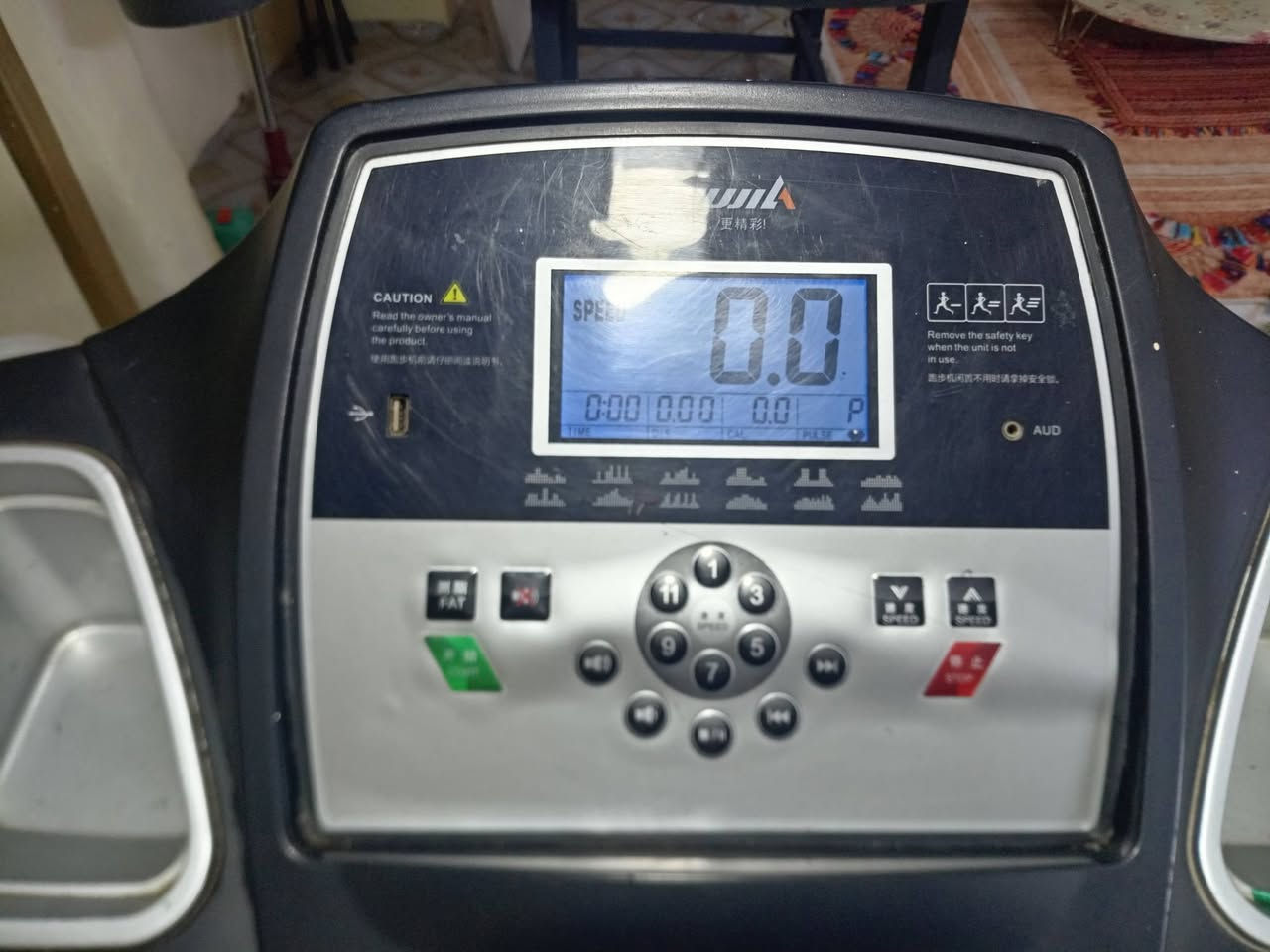 سلام عليكم 
جهاز جري مستخدم نظيف شغال فقط الغطاء الأمامي مكسور مثل ما موضح في الصور السعر 100 الف مكان بغداد شارع حيفا اتصال *********** وبي واتساب
