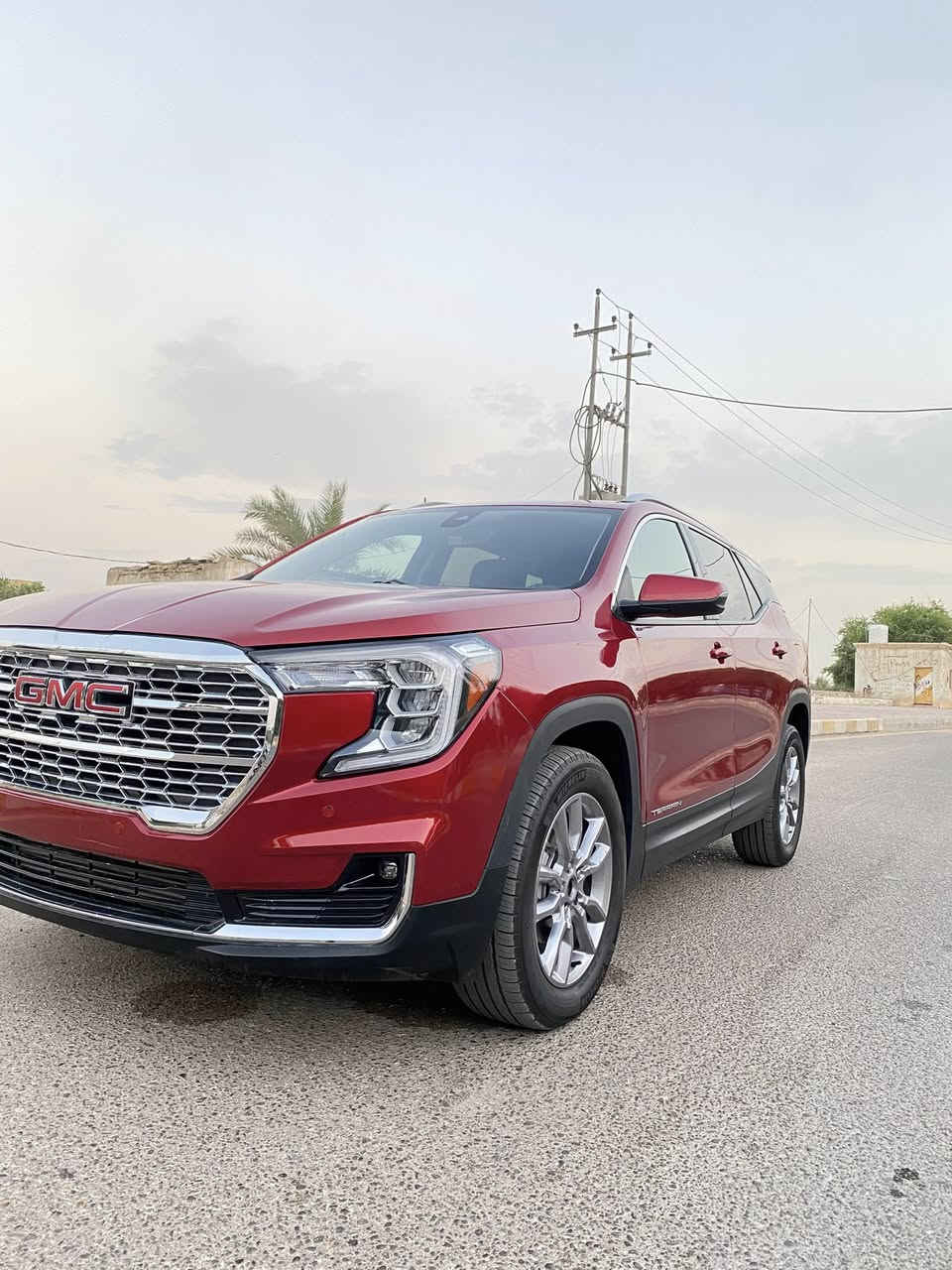 GMC تيران موديل (2022 )اللون احمر
**ملاحظه**  (( السيارة مرقمة ميسان )) بأسمي
المحرك (4 سلندر ) (1500) تيربو T
الضرر :- السياره تبديل بنيد + جاملغ 
السياره ماشية :- 29 الف كيلومتر / الفئه :- SLT
(مواصفاتها) 
- توويل /فورويل (AWD) 
- شاشة اعطال داتاشو + شاشة دشبول حجم كبير 
- بصمه 4 ابواب + بصمه تشغيل عن بعد(REMOTE START) 
- هاند بريك بصمه + اوتو ستوب( AUTO STOP)+ اوتو ستارت(AUTO START ) 
- سستم صوت (BOSE) 
- كامره خلفيه دواره 360 
- رادار امامي ( تحديد مسار) 
- رادار خلفي ( التحذير من الاصطدام) 
- حساسات امامية + حساسات خلفيه 
- اكثر من نظام قياده 
- كشنات جلد + كشنات اماميه تحكم كهربائي 
- كشنات هيتر +استيرن هيتر + فول تحكم استيرن 
- كشنات خزن + ميموري 
- نظام مانع الانزلاق + نظام مانع الانحدار 
- تبريد قطعتين + ويل كروم 18 
- لايتات زنون LED + بكلايتات LED 
- جنطه بصمه كهربائية 
السيارة نظيفة وجاهزه  
العنوان :- ميسان - العمارة / السعر:- 160$ ورقه
للتواصل ع الرقم *********** ومتوفر ايضاً واتساب
