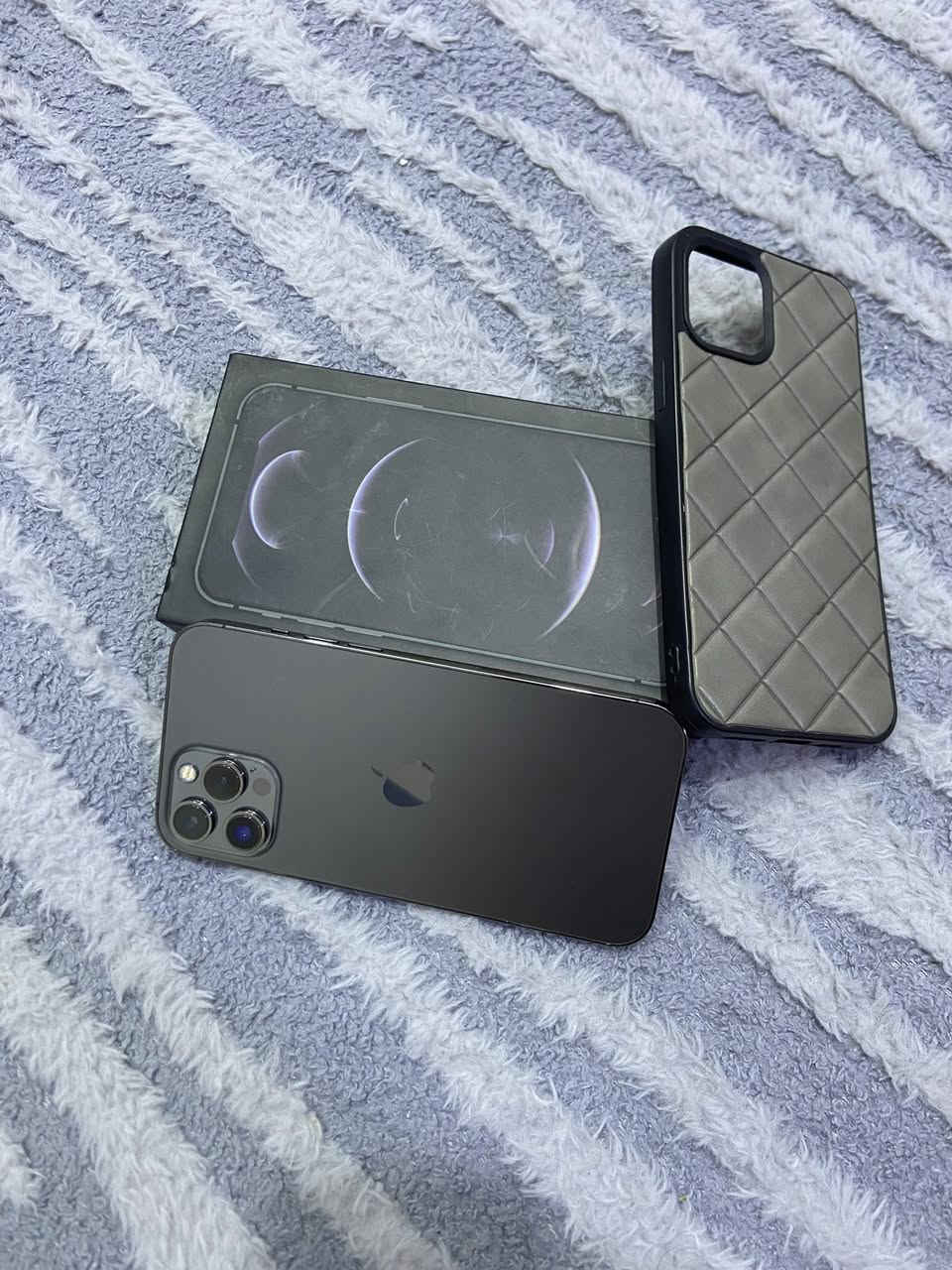 آيفون 12برو ماكس ذاكرة 256نمذج Mاصلي أمريكي جهاز برغي مامفتوح بي مكفول من كلشي بطاريه 85ويا كفر  كاتونه اصلي جهاز لون ميمز اسود نظافته 100/100 سعر 550بيه مجال للشراب رقمي ***********
