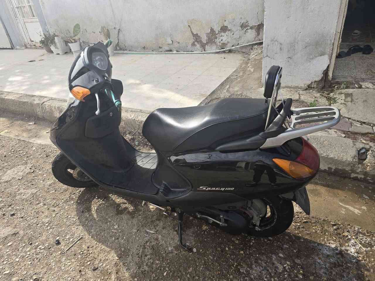 السلام عليكم دراجه سبيسي للبيع دراجه جديده صار ٣ أشهر نازله من رنبه دراجه جديده خير من الله السعر واحد وربع وبيها مجال  الشراي يتصل ودلل ***********
