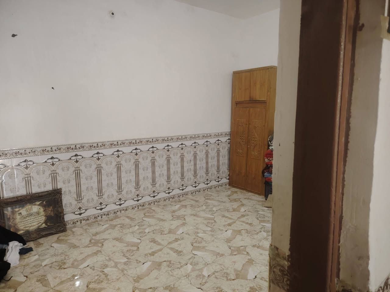 بيت طابقين ركن حي الصدر الثاني 4 غراف صالتين  ستقابل  مطبخ   طارمة  مساحت البيت 180 جاهز البيت مطلوب اسكان. تبليط بلباب واصل تجي وتشوف البيت مرواس بيت ع طريق دغارة بدغارة بيت زراعي يراهم مرواس مع الفرق 
***********
