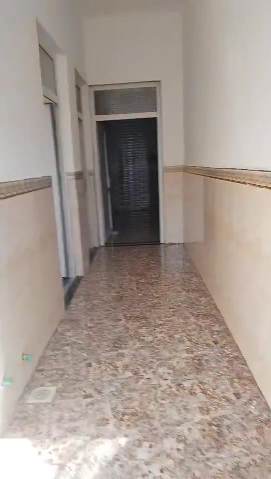 بيت للإيجار العنوان التأميم شارع ٣٠ قرب جامع الرزاق الرحيم وقريب عل جسر الحوز
يحتوي على استقبال وصاله ومطبخ بارد وحار مناور عدد ٢ غرفة نوم واحده كبيره للأستفسار الاتصال على الرقم ***********
