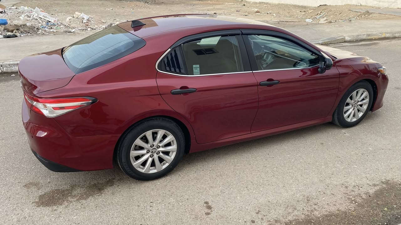 كامري للبيع موديل 2018 وارد امريكي بيه صبغ ثلاث قطع فقط كما مبين بالسونارات ادناه 
سيارة جديده ماشيه 95
حجم المحرك 2500 المرغوب مكفول 
كير جديد مكفول 
صدر جديد 
تخم تاير جديد 
كهربائيات كله شغاله ماكو اي مشكله 
تدفئه تبريد كله ع وضع الشركة 
السيارة جديده بمعنى الكلمة 
محاجه اشرح مواصفات السيارة 
الكامري معروف بالمواصفات 
السعر 158$
العنوان مدينة الفلوجة 

***********
***********
