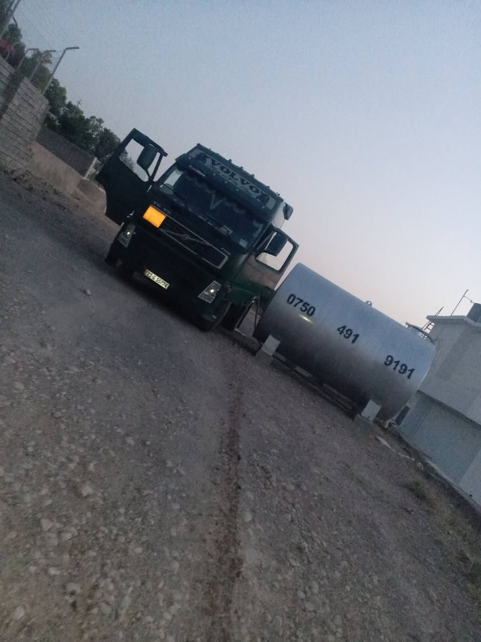 ڤالڤؤ بؤ فرؤشتن موديل 2003 مكينة 380 تانكي 15هه زار لتر سه نه وى 2028. گير 4به 4 هه مروى به شه رت *********** شوين هه ولير سعر 210$
