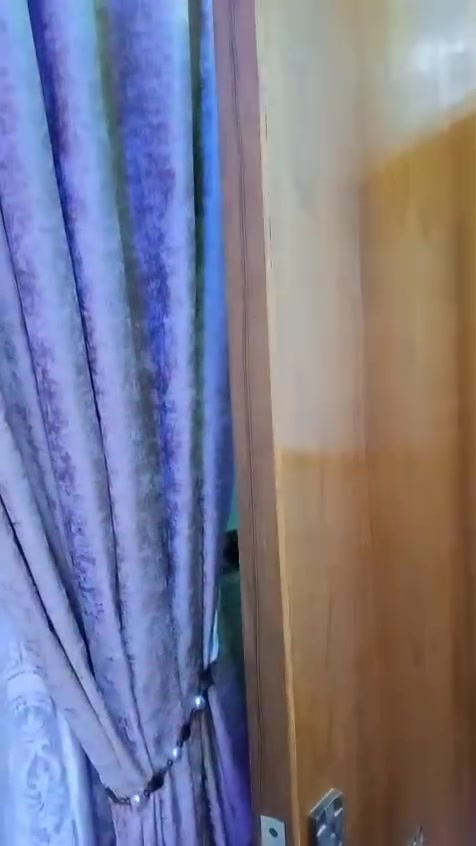السلام عليكم بيت للبيع في حي الرسول قرب عصفوريه البيت ركن قريب على الشارع الرئيسي بيت مناقصة اي شي ثلاث غرف نوم استقبال صالة ومطبخ كراج وصحيات كلشي كامل للاستفسار ***********
